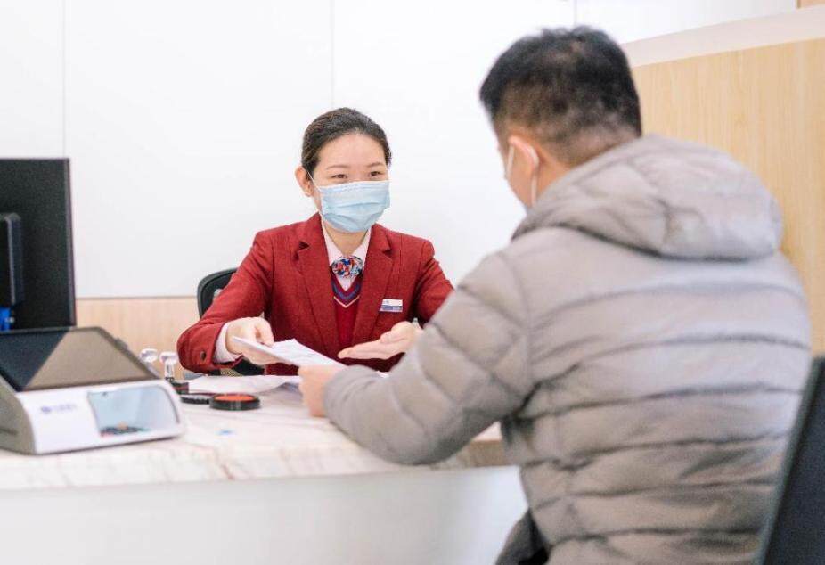市民在办理贷款业务。 市民在办理贷款业务。
