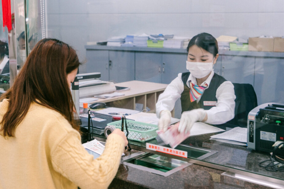 市民在银行存款。 市民在银行存款。