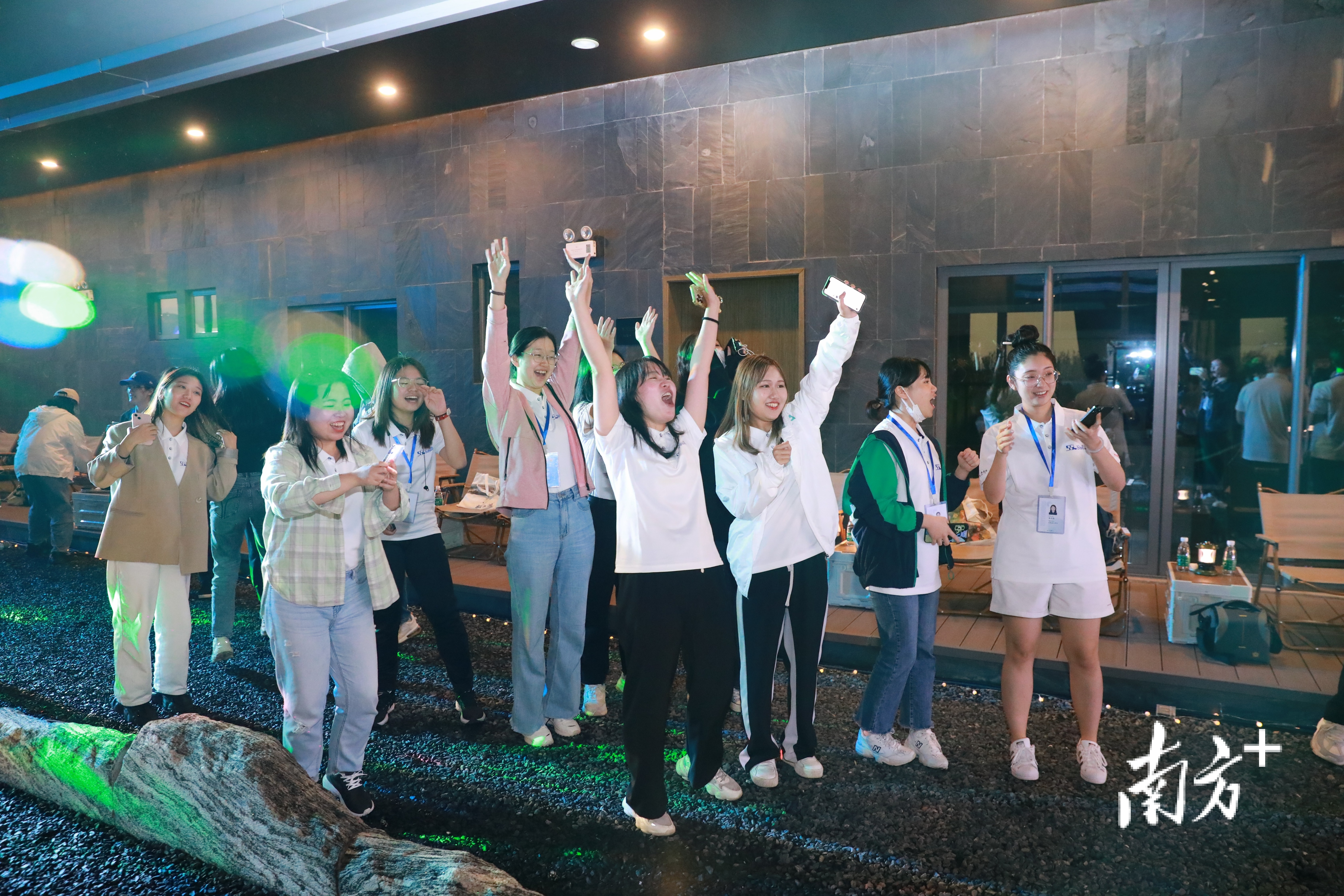 学员在音乐会一起嗨唱 学员在音乐会一起嗨唱