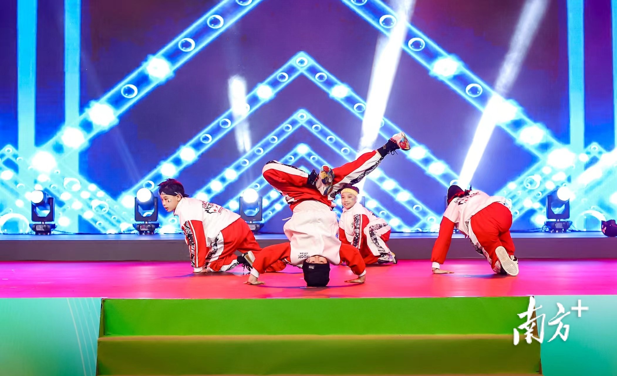 《霹雳少年》展现了来自大朗镇的青少年舞者的个性。 《霹雳少年》展现了来自大朗镇的青少年舞者的个性。