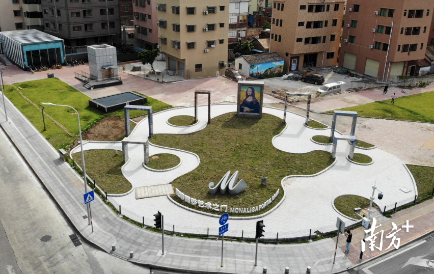 “蒙娜丽莎艺术之门”不仅为市民提供了休闲新选择，也成为宣传企业文化的新载体。通讯员供图