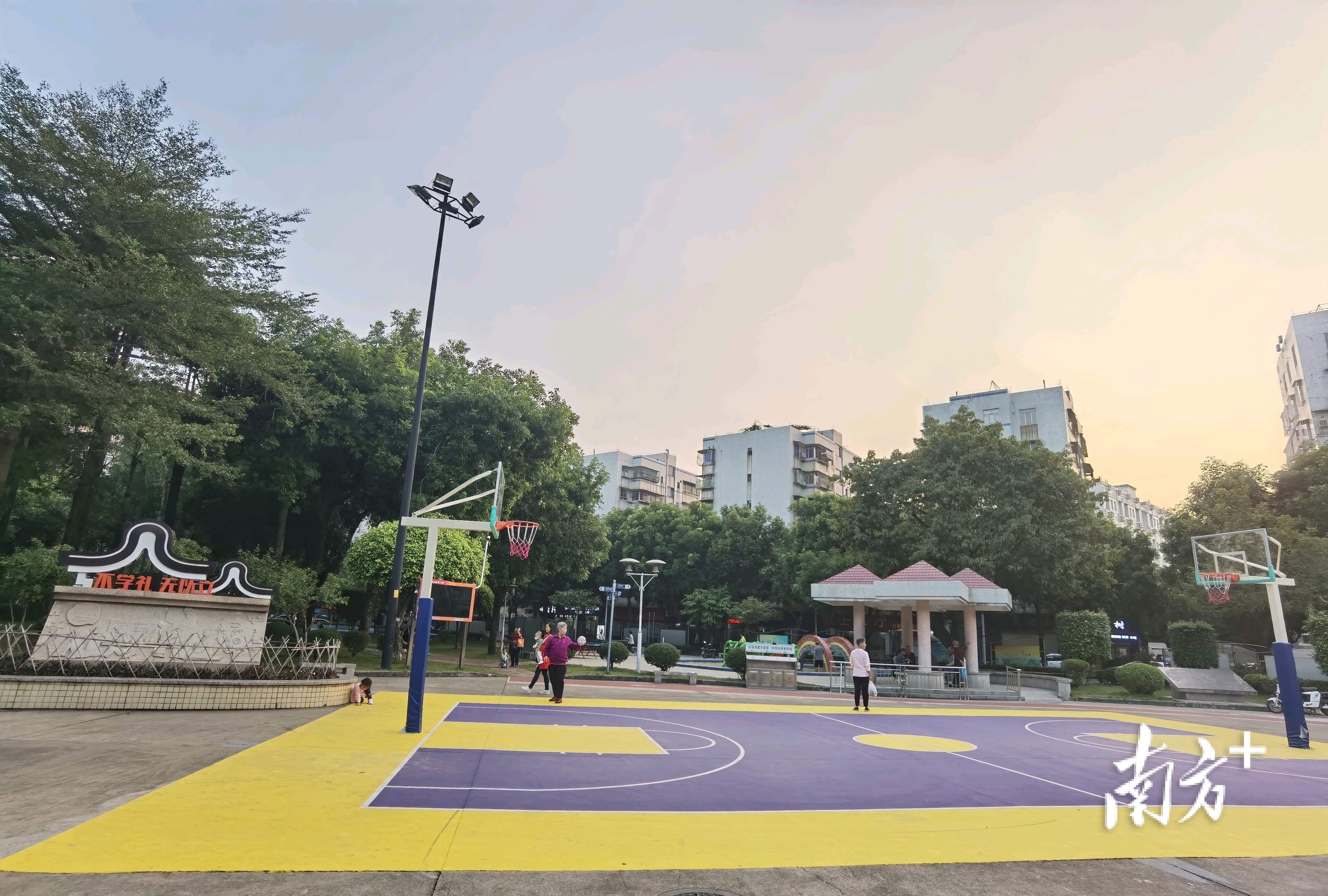 彩虹公园新增青少年篮球场.张秀蓝摄