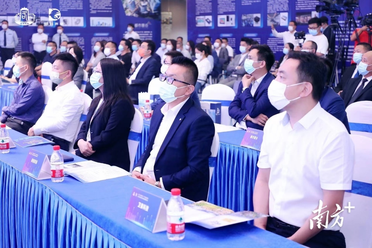 11月10日下午，2022年东莞市凤岗镇招商推介会拉开帷幕，共有数百家企业通过线上或线下的方式，参加了本次招商推介会。