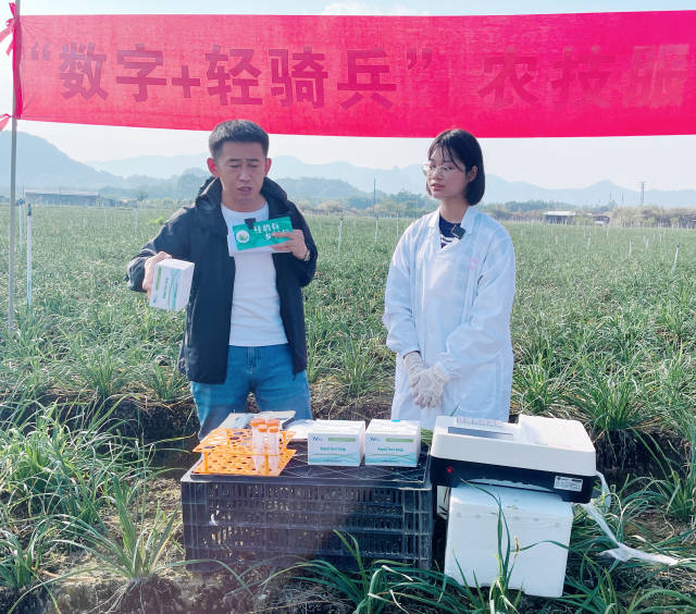 广东省农科院农业质量标准与监测技术研究所实验室博士肖泽苗（右）现场演示田间农残快检
