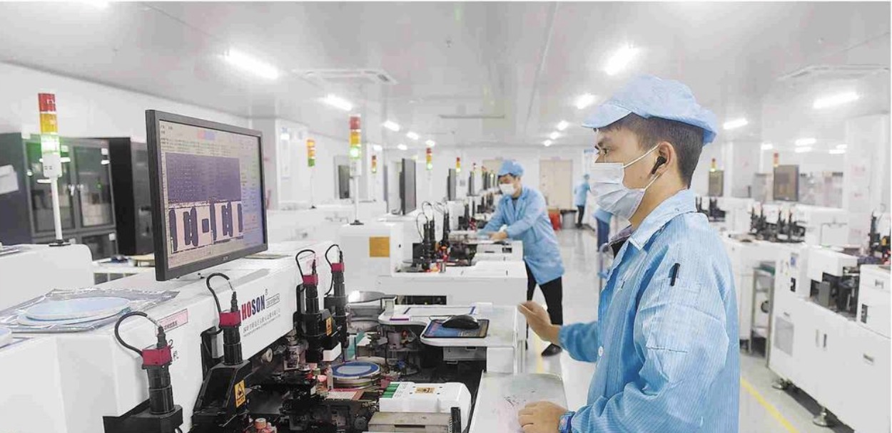     位于仲恺高新区中集智谷的晶宏欣光电有限公司的生产线。南方日报记者 梁维春 摄