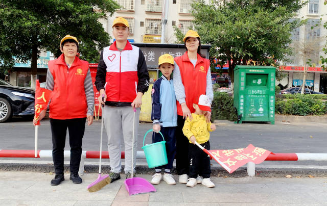 刘伟彬携家人参加志愿服务活动。