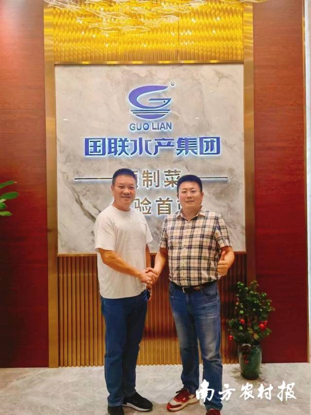 张伟（右）与国联水产董事长李忠（左）进行洽谈，就预制菜合作方面达成初步共识