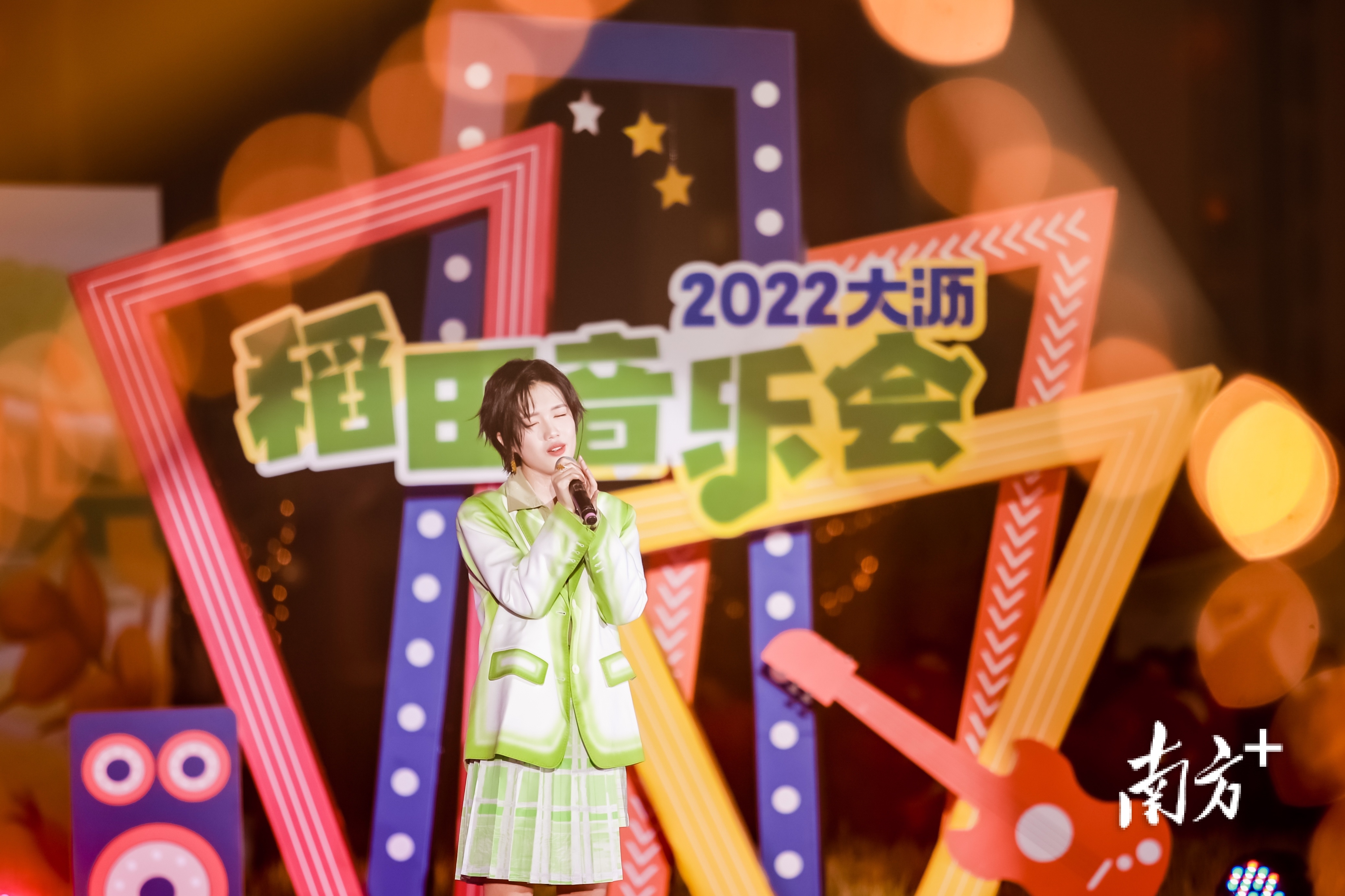 中国好声音2022年度总冠军、大沥学子梁玉莹现场为大沥群众送去动听的歌声。