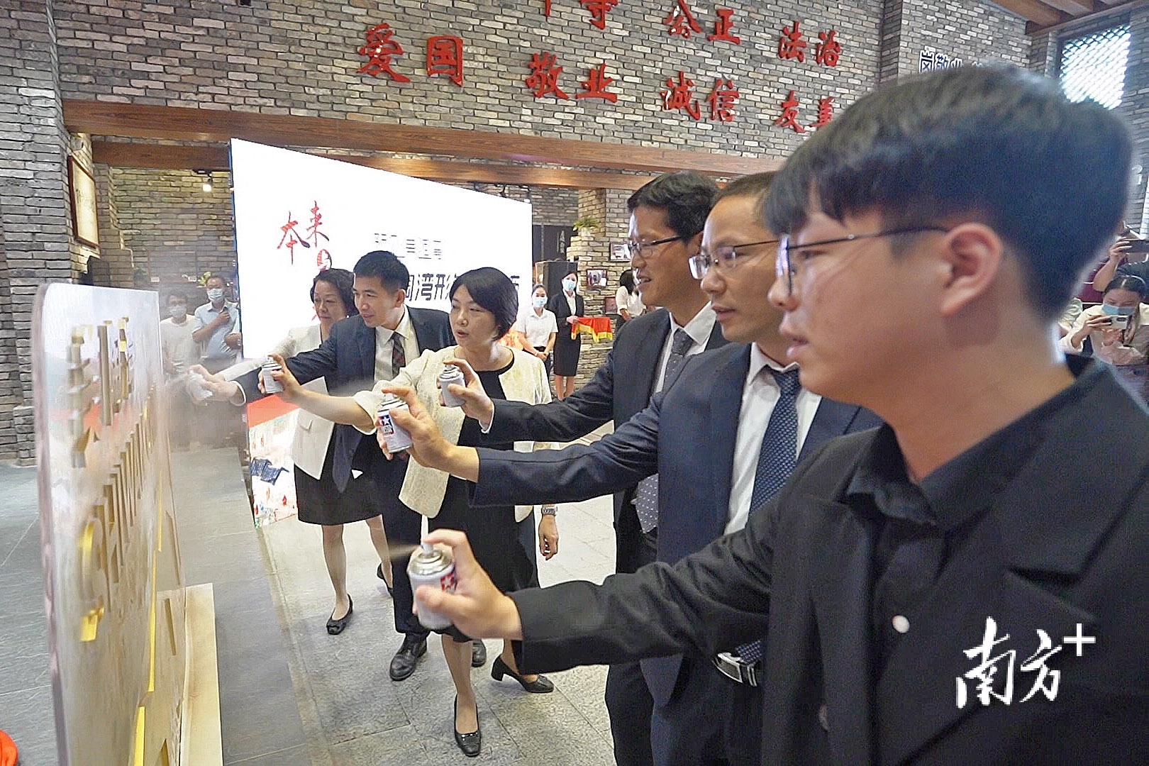 在嘉宾们的“涂鸦”下,美陶湾的形象标识在镂空处显现。 在嘉宾们的“涂鸦”下,美陶湾的形象标识在镂空处显现。