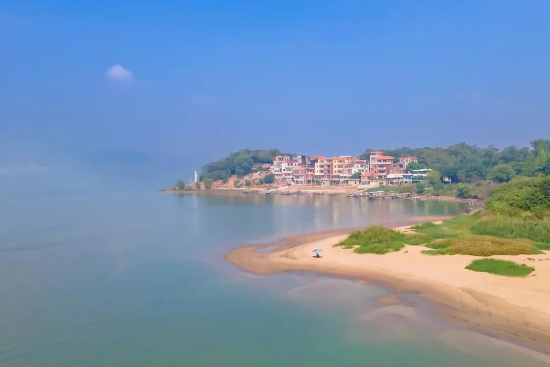 三水区白坭镇波子角坐落在西江边，29号灯塔伫立在波子角的最南端。王澍/摄