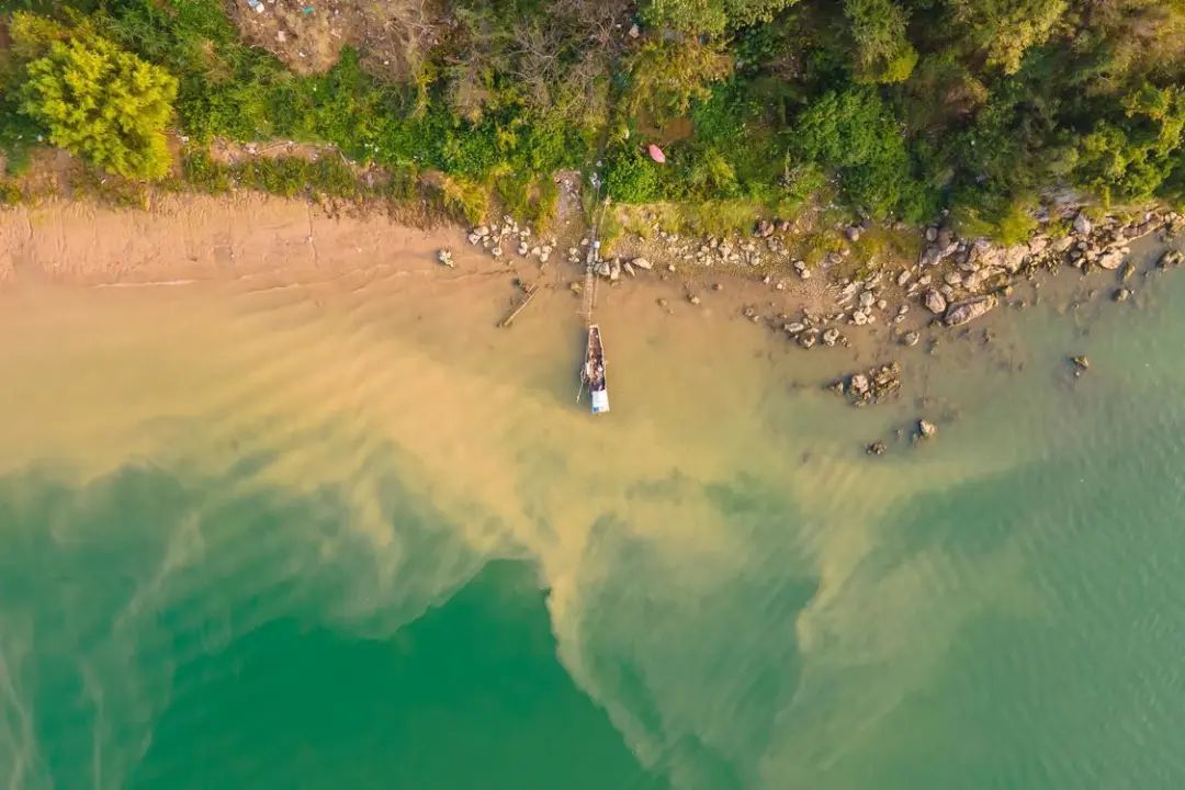 在拥有15公里西江河岸线的佛山市三水区白坭镇，波子角便坐落于此，滩涂上一艘渔船刚刚靠岸。王澍/摄