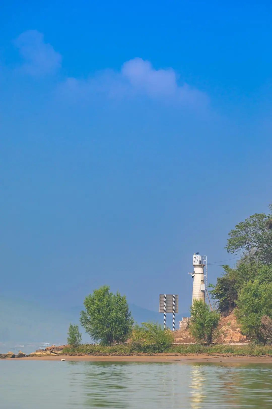 三水区白坭镇波子角坐落在西江边，29号灯塔伫立在波子角的最南端。王澍/摄