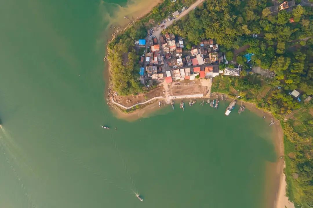 在拥有15公里西江河岸线的佛山市三水区白坭镇，波子角便坐落于此，在这里生活着很多逐水而居的疍家渔民。王澍/摄