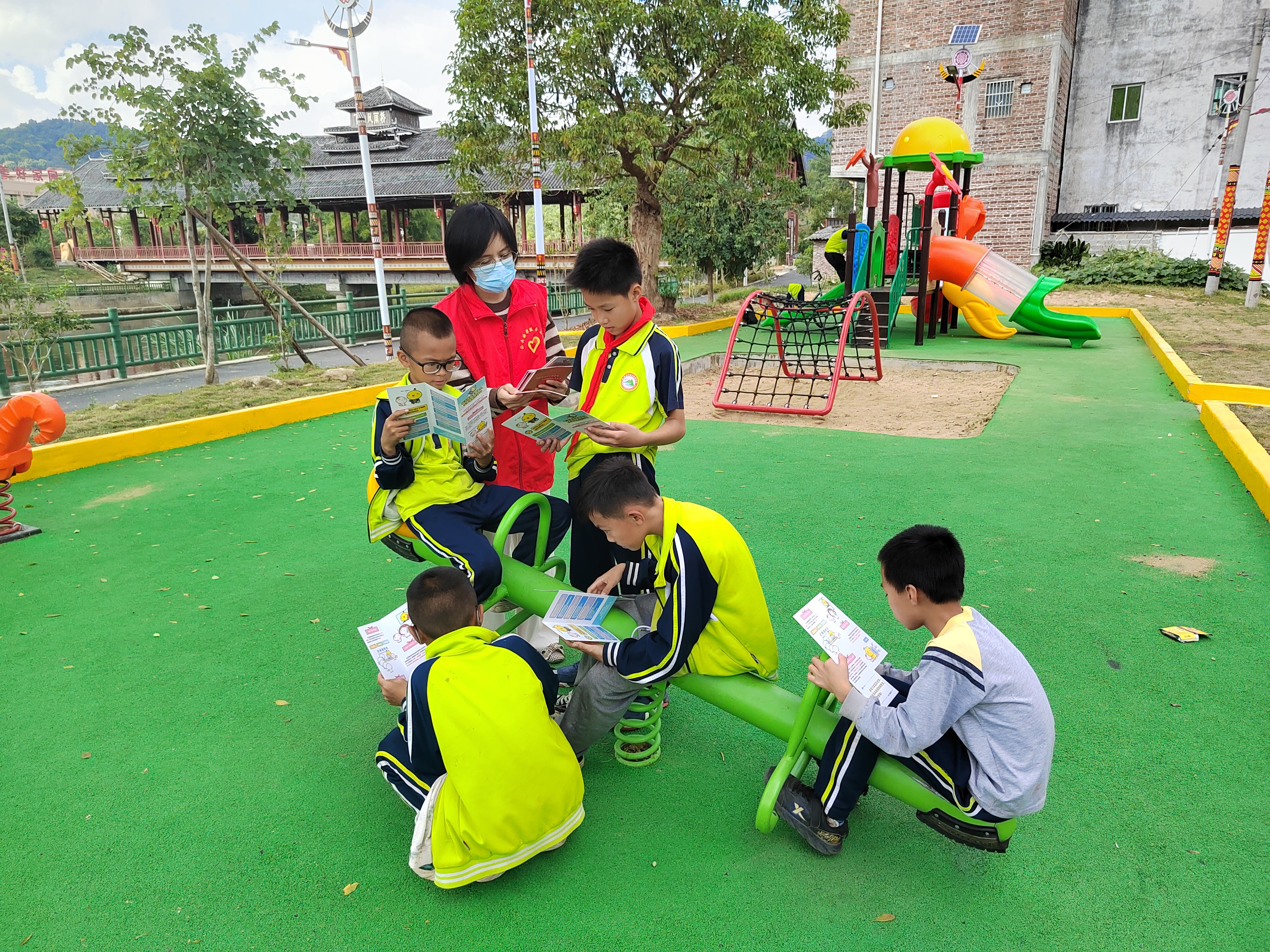 11月12日13：30左右，普法志愿者走进学校附近的公园，向正在玩耍的学生普法。唐锦洪 摄