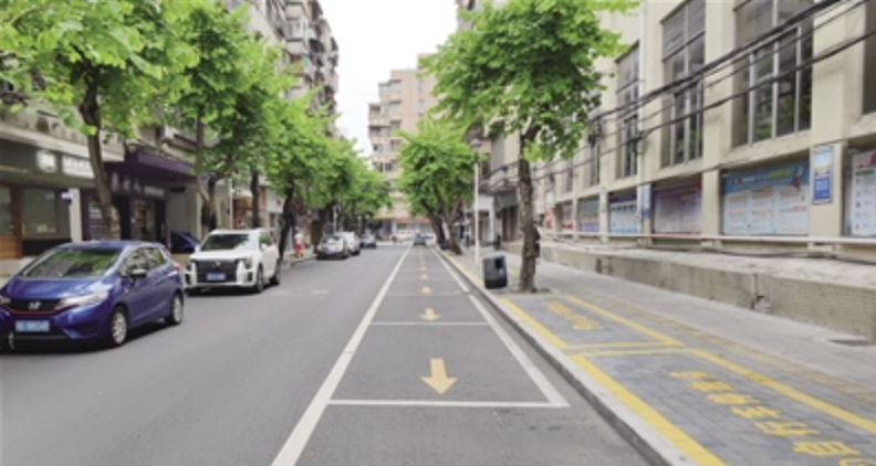 在中心城区部分路段，停车资源利用率低，违停现象严重。/部门供图