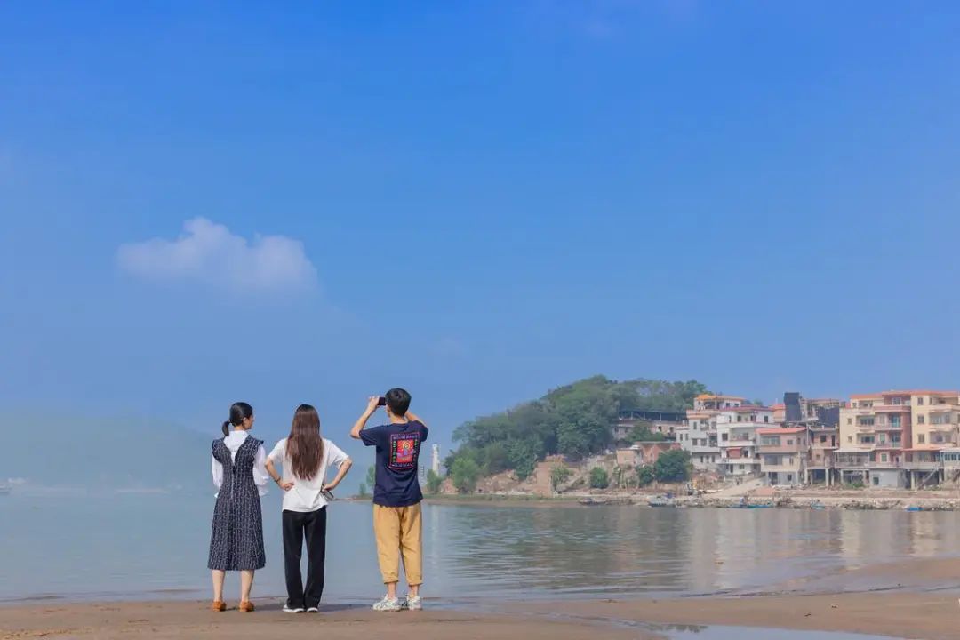 三水区白坭镇波子角，年轻人在沙滩上拍照打卡。王澍/摄