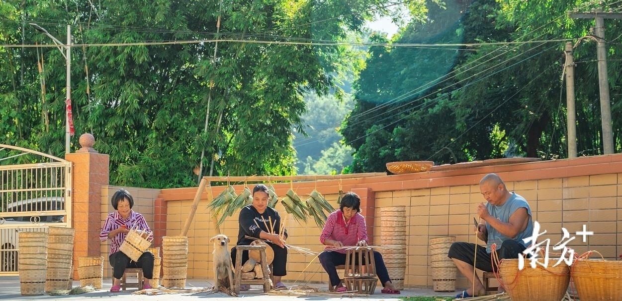 信宜乡村家家户户，都有人在编织竹编。