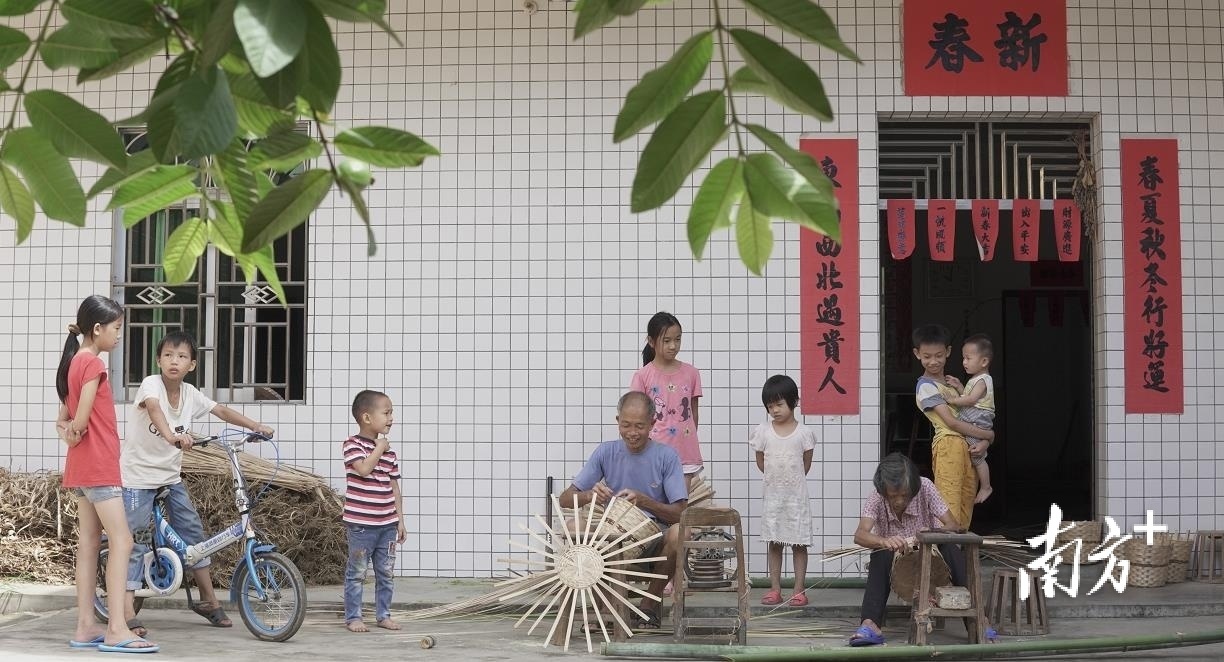 信宜乡村孩童从小耳濡目染竹编技艺与文化。