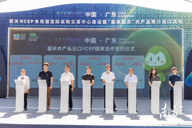 韶关重点企业和国外采购商签约。