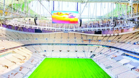 在卢赛尔体育场，洲明科技生产的强散热LED显示屏让球场观赛无死角。洲明科技供图