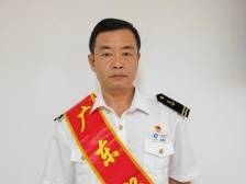 “启征”号驾驶员刘群新：飞身跳海，勇救轻生女子