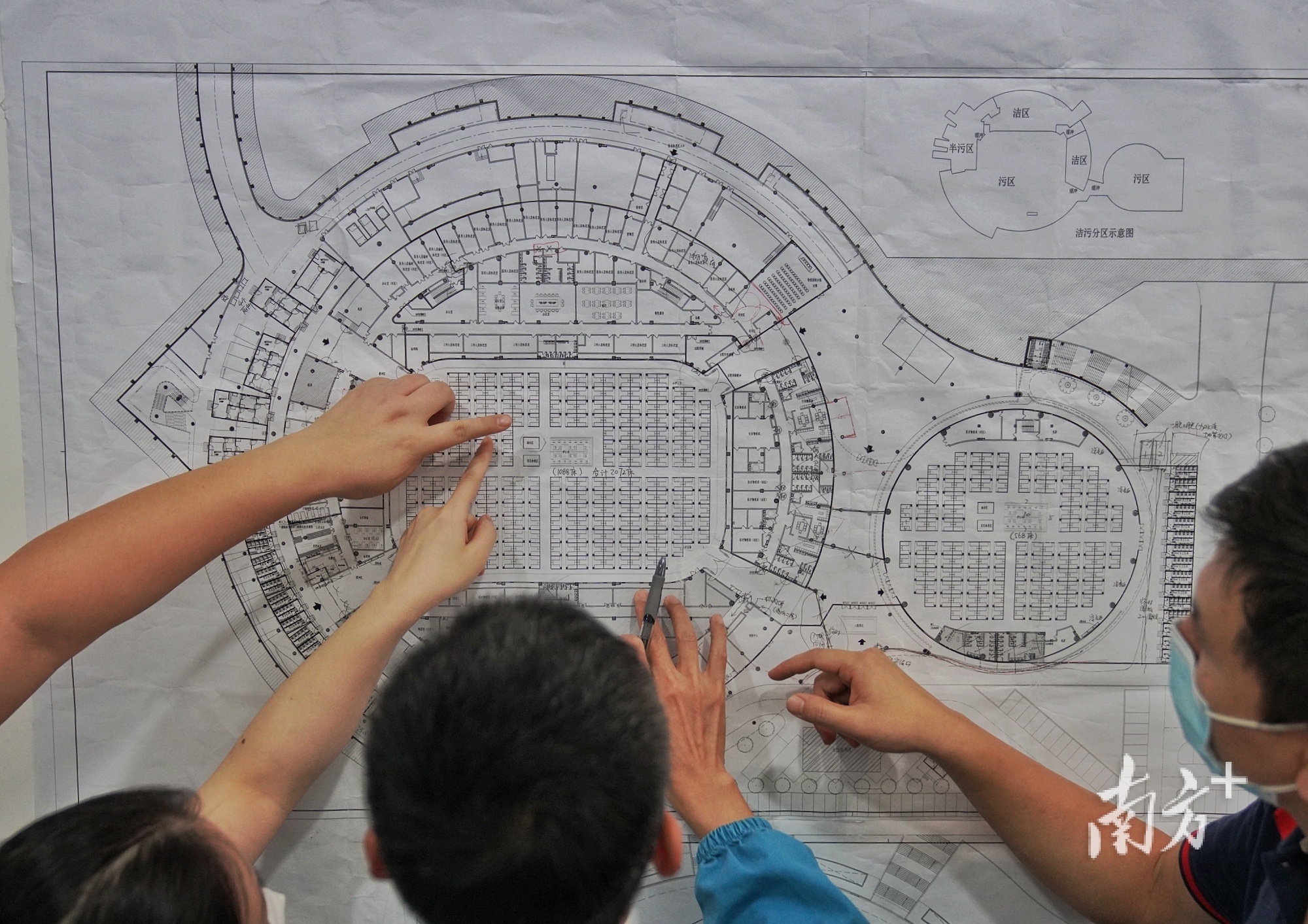 广州一处应急转运点项目的施工图。石磊 摄