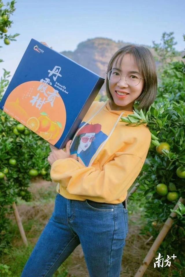 丹霞姑娘李小燕。 丹霞姑娘李小燕。