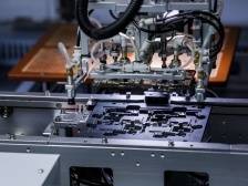 这间广东工厂每10秒生产一台手机，一年可造8000万台|探科技特辑