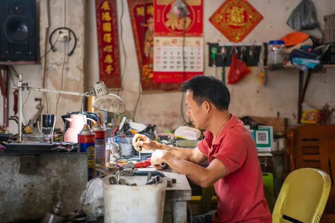 位于三水区西南街道河口片区的百年海关大楼后的居民楼依旧保持着上世纪九十年代的建筑风格，居民李师傅正在工作。图/佛山日报记者王澍摄