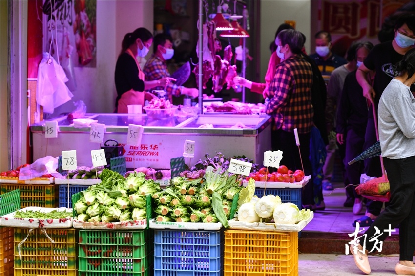 清城区一社区生鲜店价格牌显示，肉菜价格总体平稳。