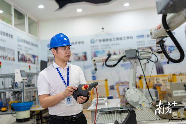 广东智通人才连锁股份有限公司技能大师工作室领办人王刚涛在操作机器。