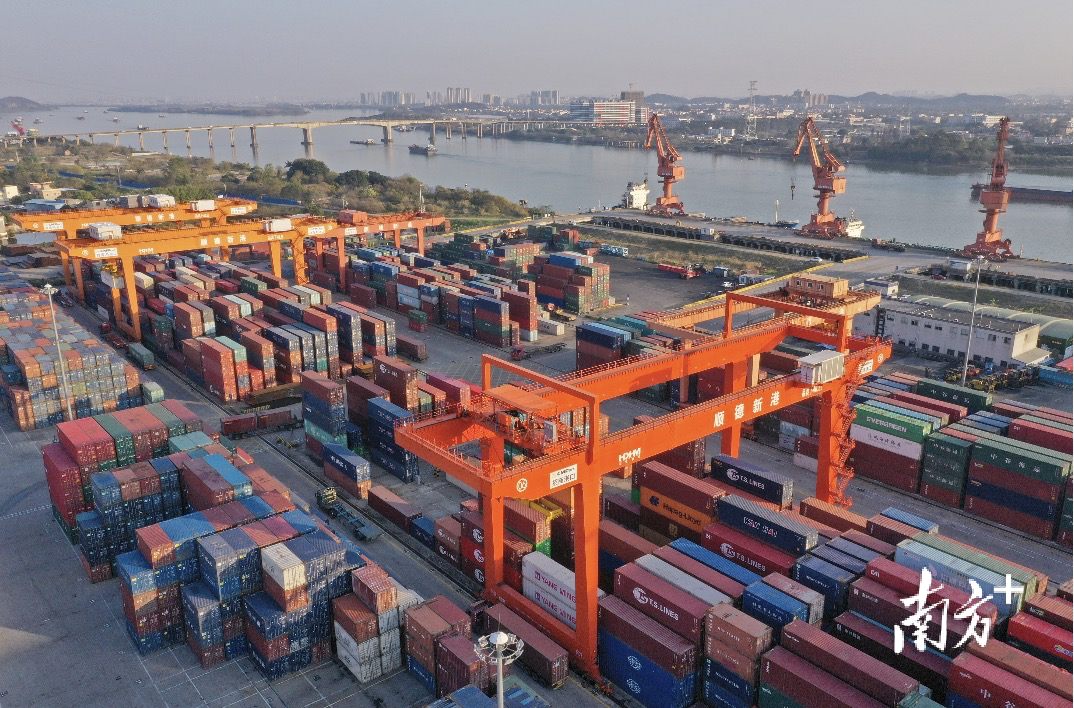  佛山顺德新港，集装箱满载着产自佛山的家电、建材、家居等产品，昼夜不息运往全球。南方日报记者 戴嘉信 摄