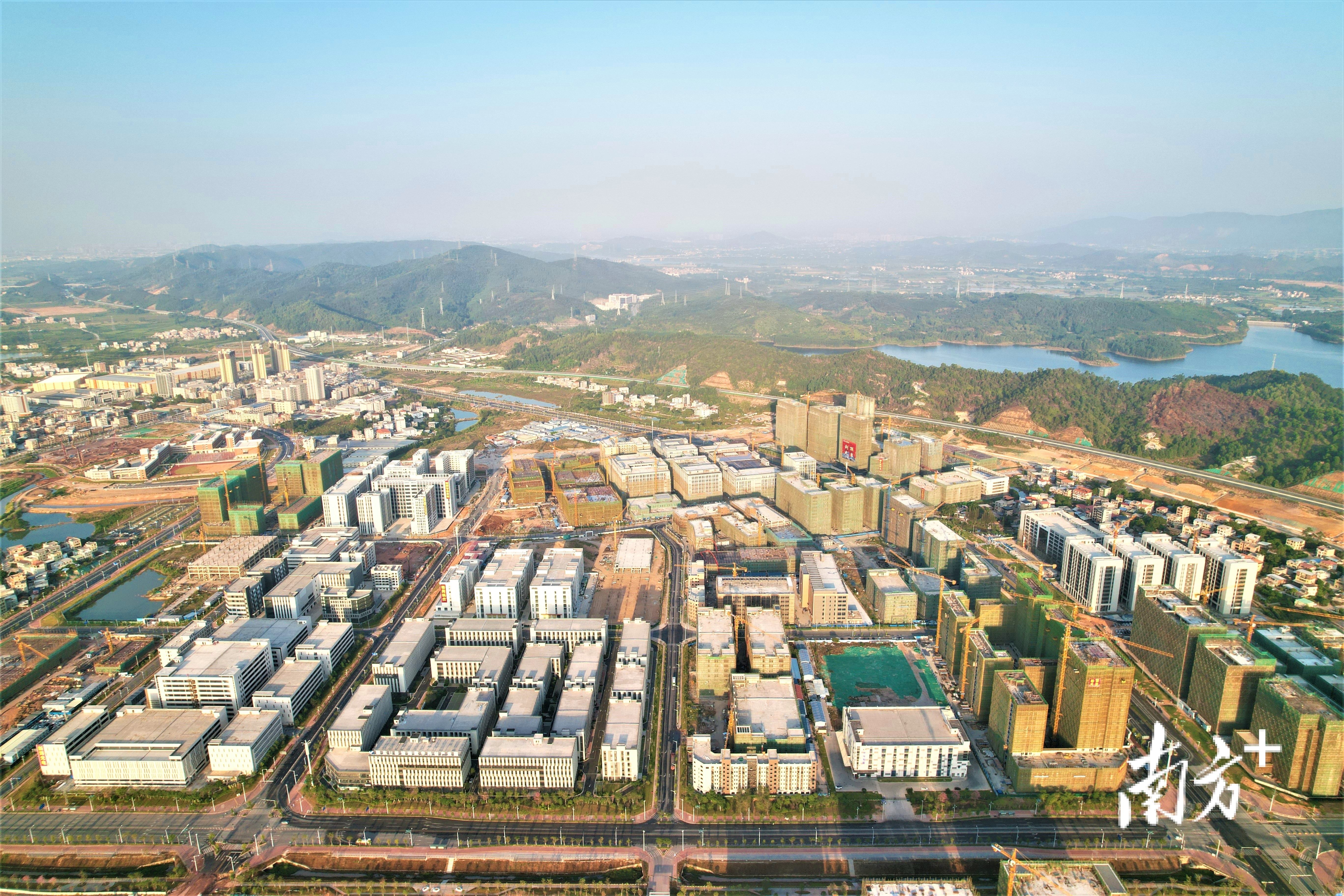 在惠州潼湖生态智慧区内，中韩（惠州）产业园起步区工业厂房林立。受访者供图