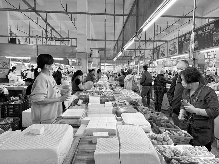 大塭坝农贸市场各类食材和生活物资货源充足，市民购物井然有序。