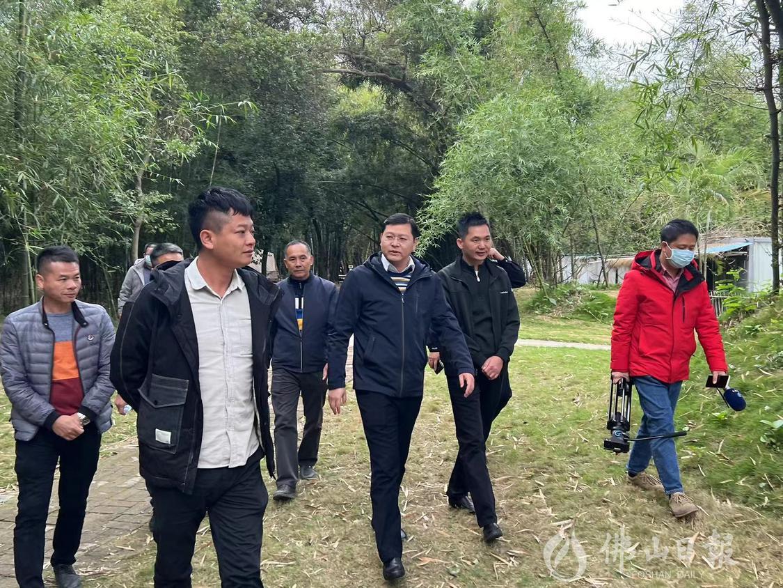 姜岳新一行首先来到明西村村委会下辖的水镇村，实地察看该村特色文旅产业发展情况。