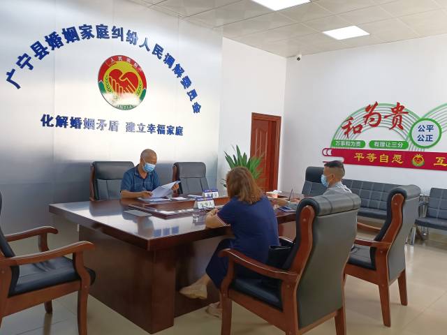 广宁县退休法官陈德善在“德叔调解工作室”为群众调解纠纷。