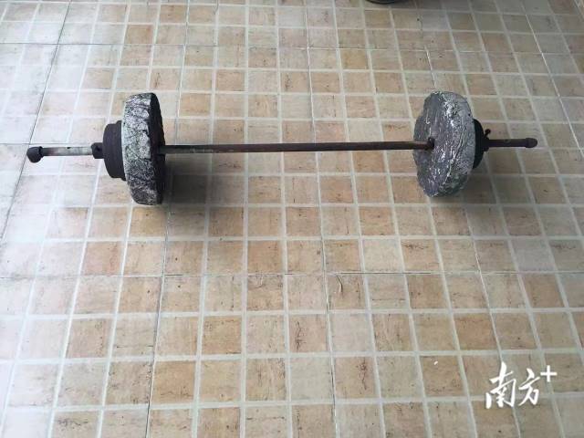 南方网>主站>手机首页>推荐>彼时,家里没有杠铃,张道豪便动手自制.