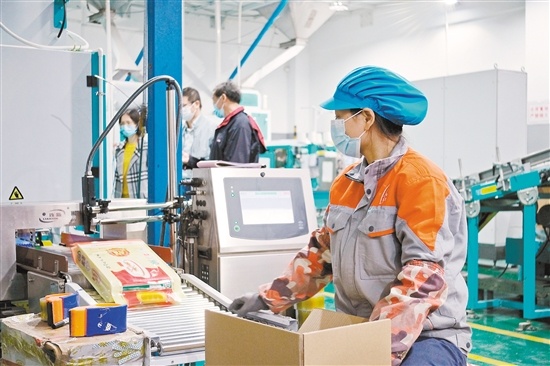 以台山丝苗米为原料的“珍香”牌大米,年销量达3万多吨。 陈方欢 摄 以台山丝苗米为原料的“珍香”牌大米,年销量达3万多吨。 陈方欢 摄