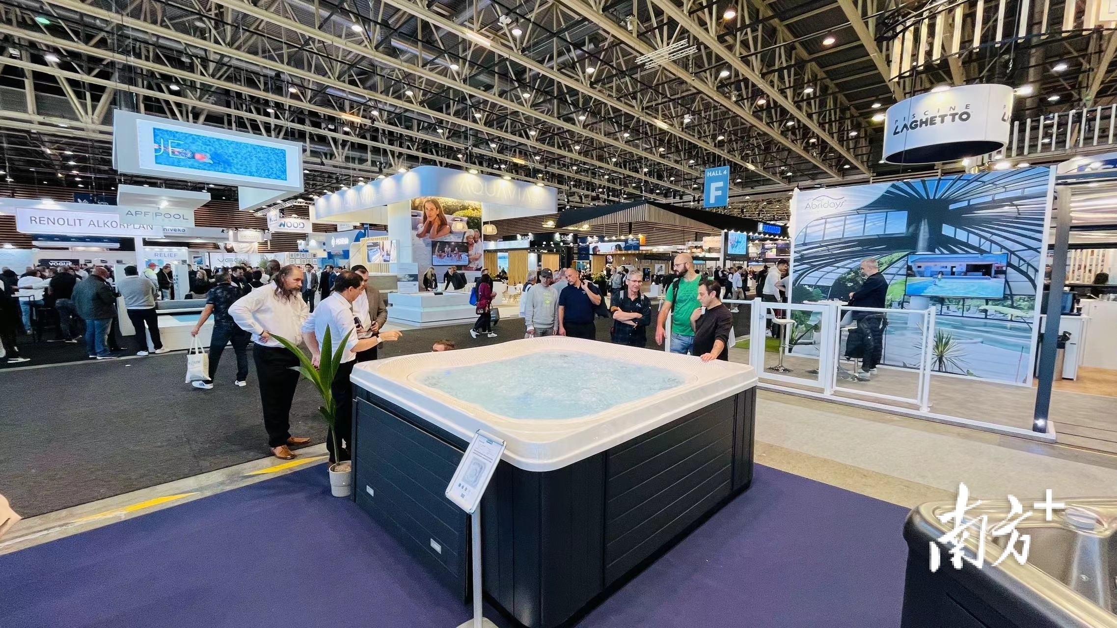 广东水晶岛智能健康股份有限公司参加欧洲国际泳池桑拿设备展览会。