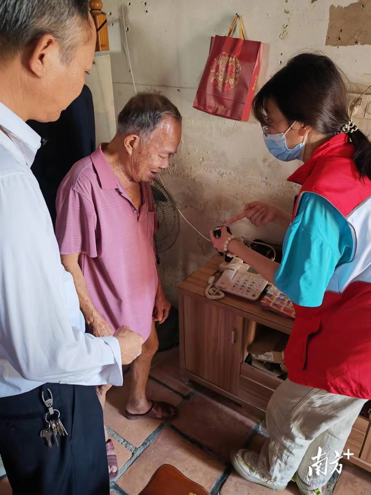 “爱心手环”项目服务平台工作人员进村入户走访对象。