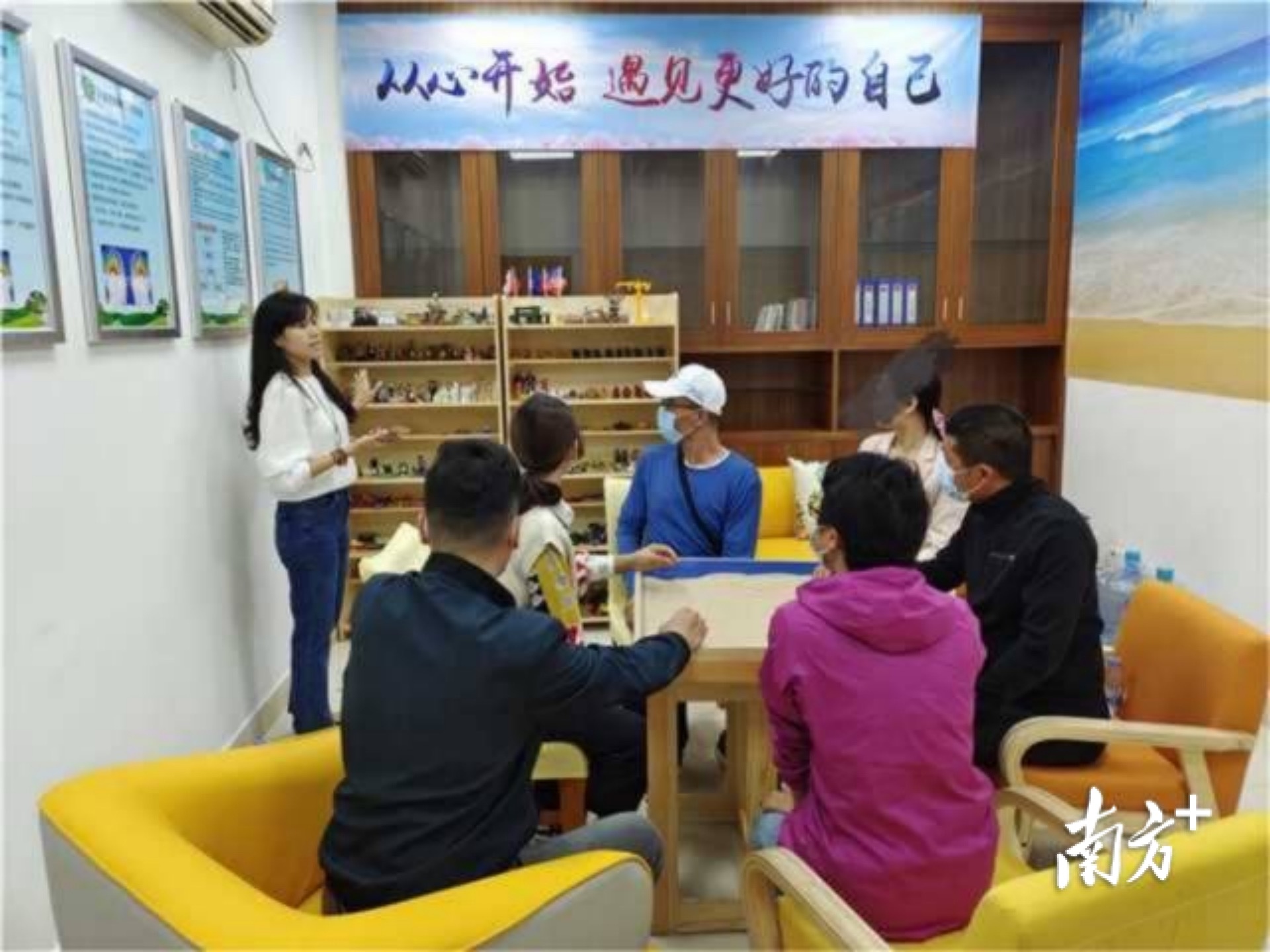 黄江镇“粤心安”社会心理服务站联合黄江司法分局为社区矫正人员开展团体沙盘辅导活动。