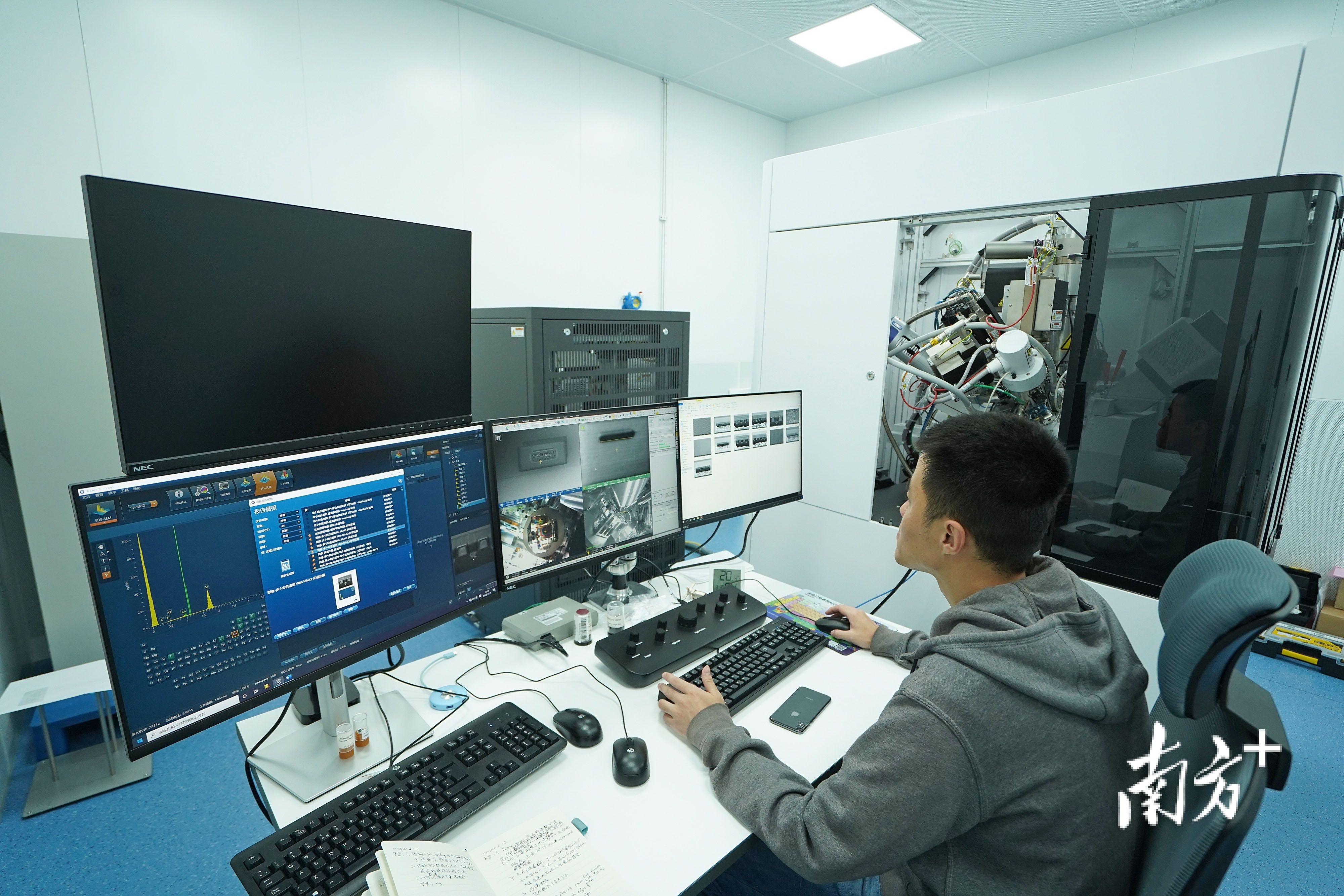 图为季华实验室的工作人员在进行检测工作.戴嘉信 摄