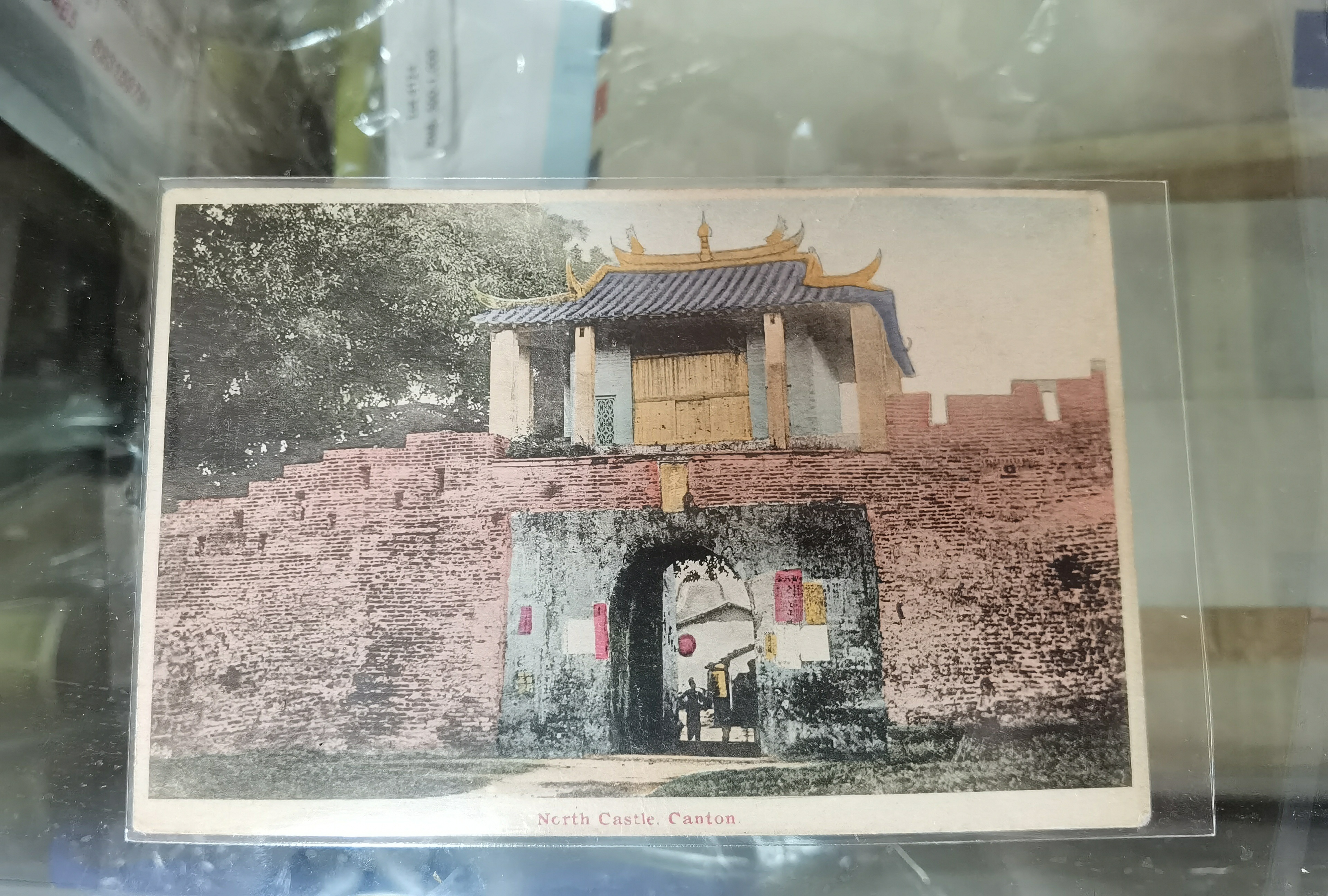 麦国培收藏的清朝时期在世界各国流通的“三水县城门”明信片。张秀蓝摄