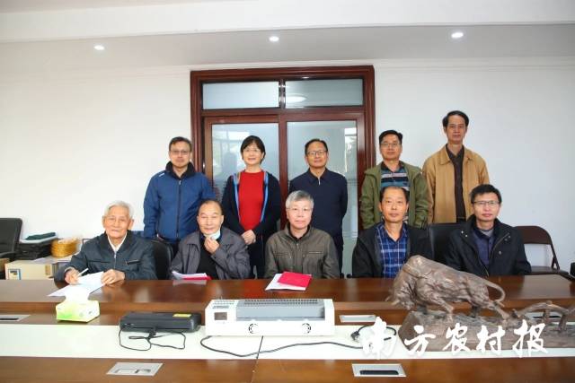 各专家组组长与组委会合影。 各专家组组长与组委会合影。