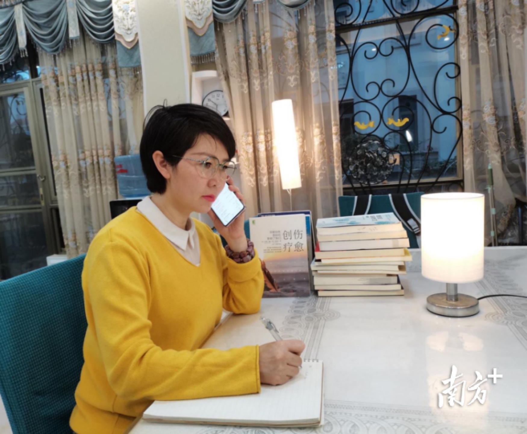 大朗镇综治中心心理咨询师王万吉正在进行服务。受访者供图。