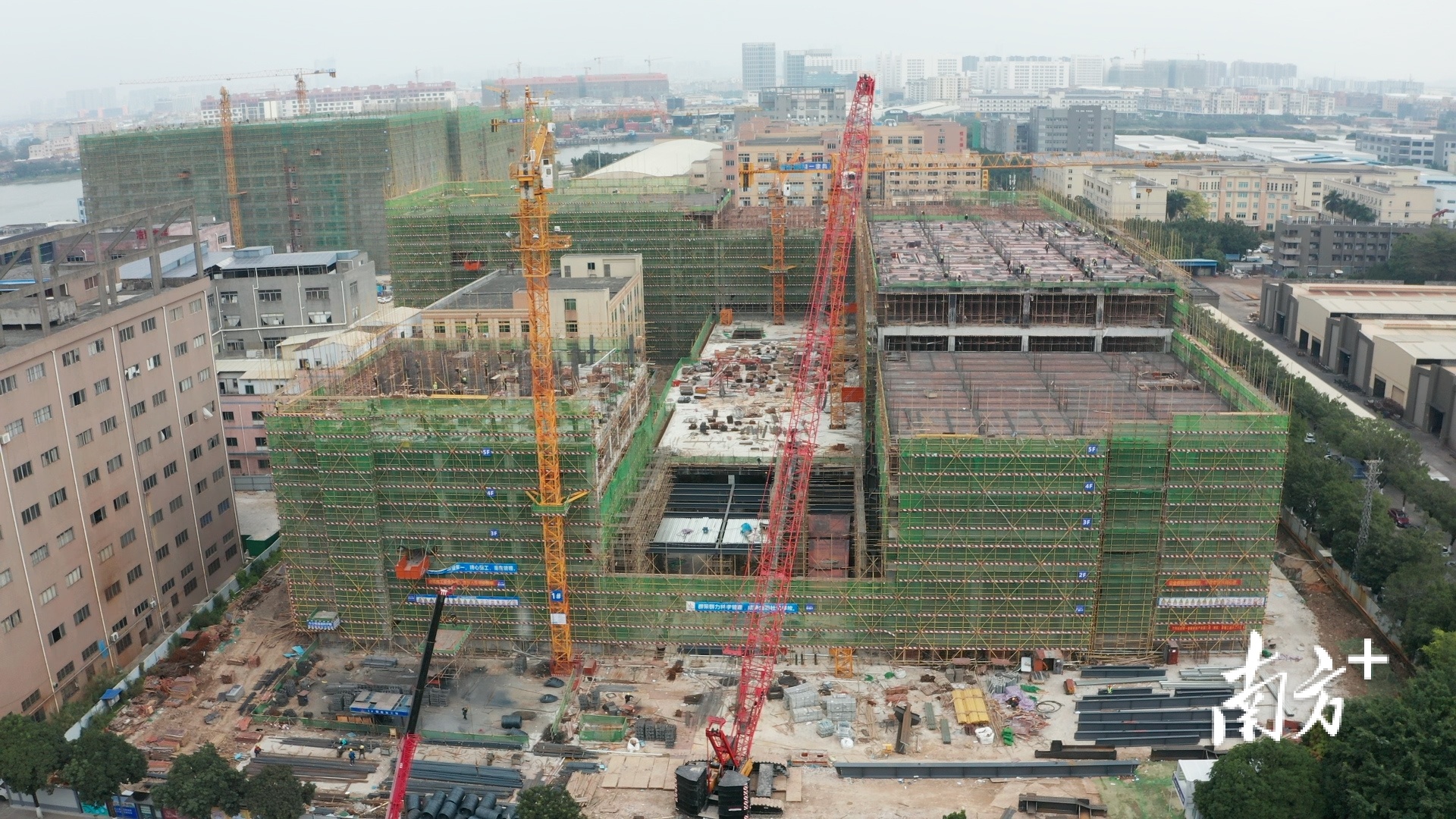 建设中的精一家具总部基地。