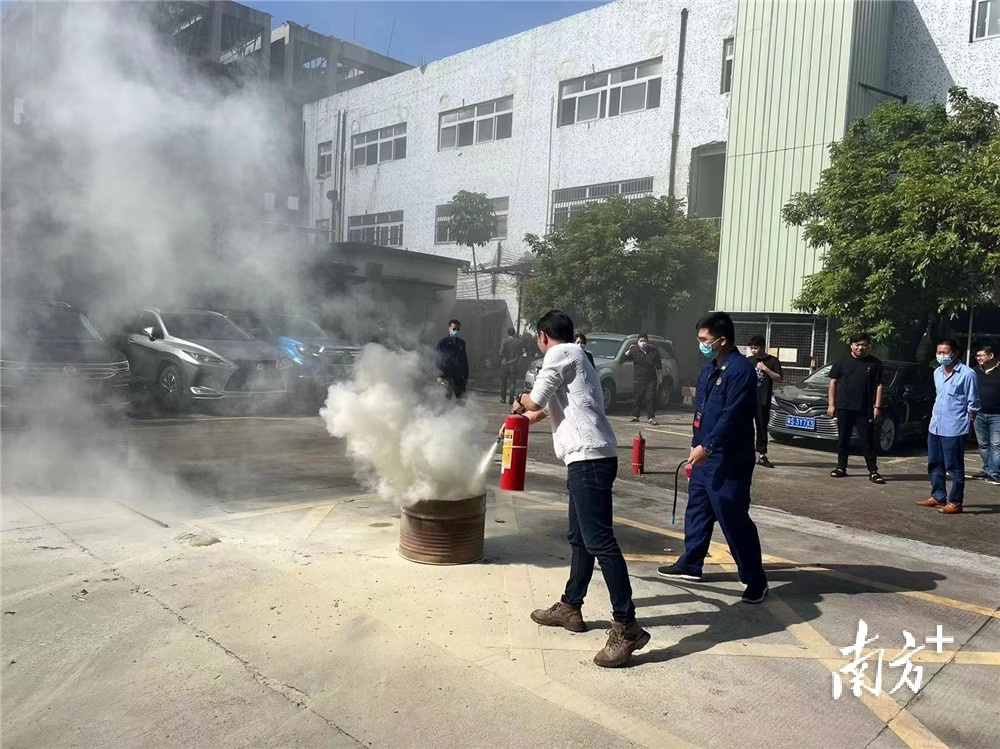 黄江消防救援大队在工业园区内组织消防演练。受访单位供图