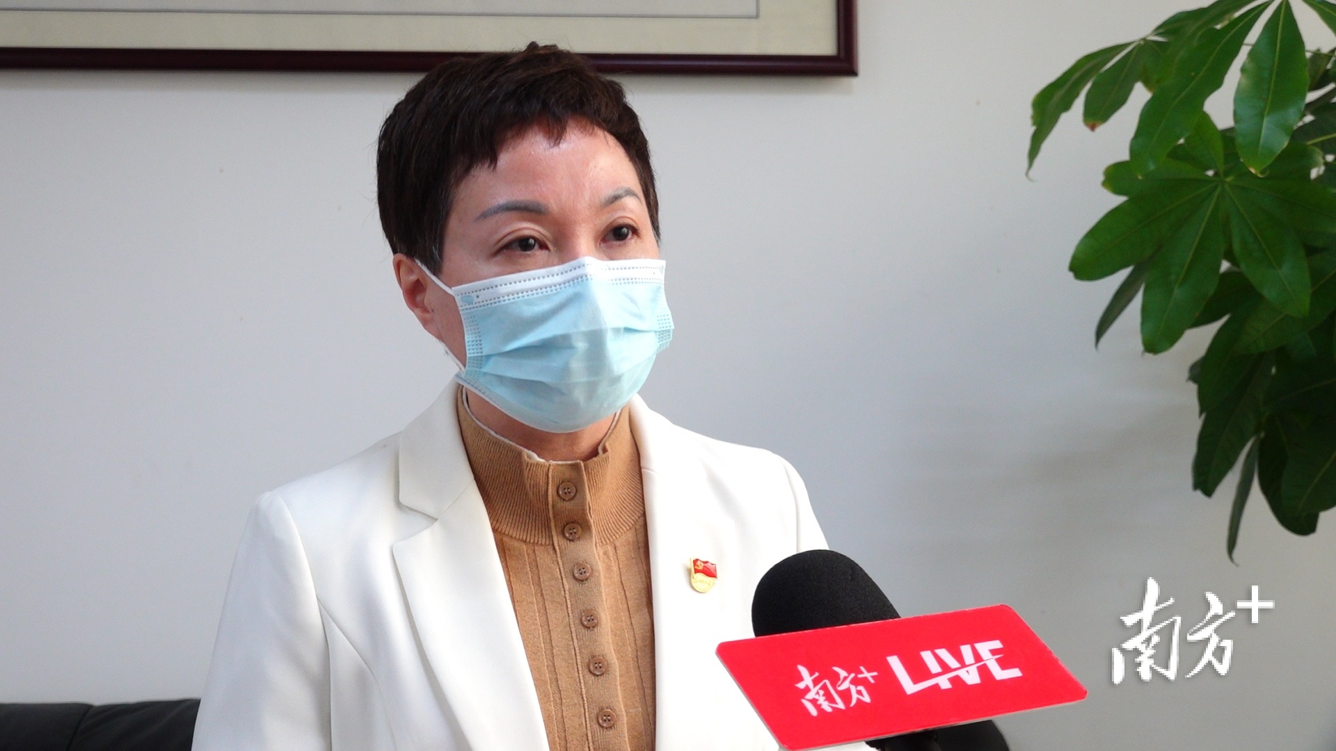 中山市博爱医院副院长、产科医生甘玉杰在接受采访。 南方+ 卢子衡 拍摄