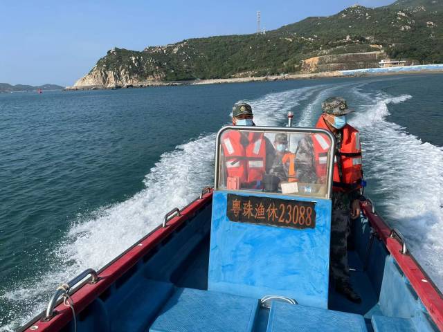 万山镇组织民兵海防巡逻警戒分队开展海上岸线防控巡查。