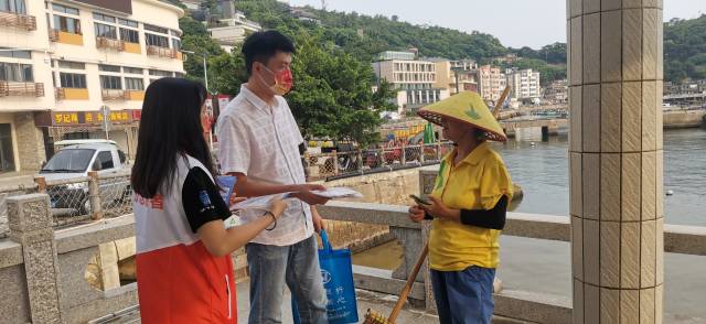 万山镇综治办志愿者开展养老诈骗宣传活动,发放折页。